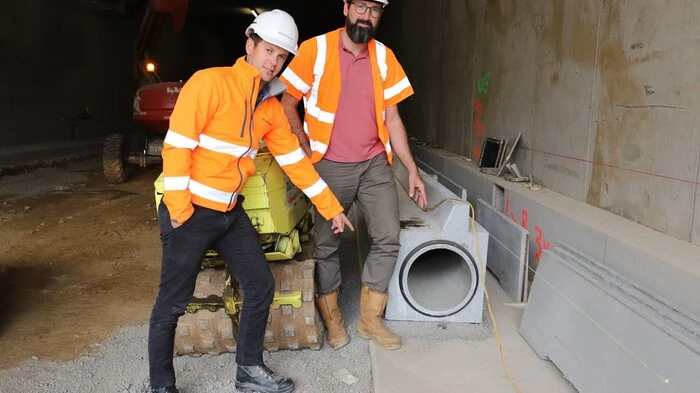 Projekttechniker Manuel Prentner und Projektleiter Christian Eckhardt in der in Bau befindlichen Unterflurtrasse Unzmarkt