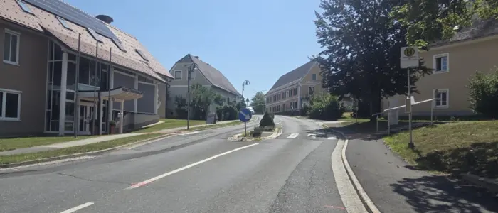 Auf einer Länge von knapp einem Kilometer werden Fahrbahn, Gehsteige und Entwässerung der L 639 saniert.