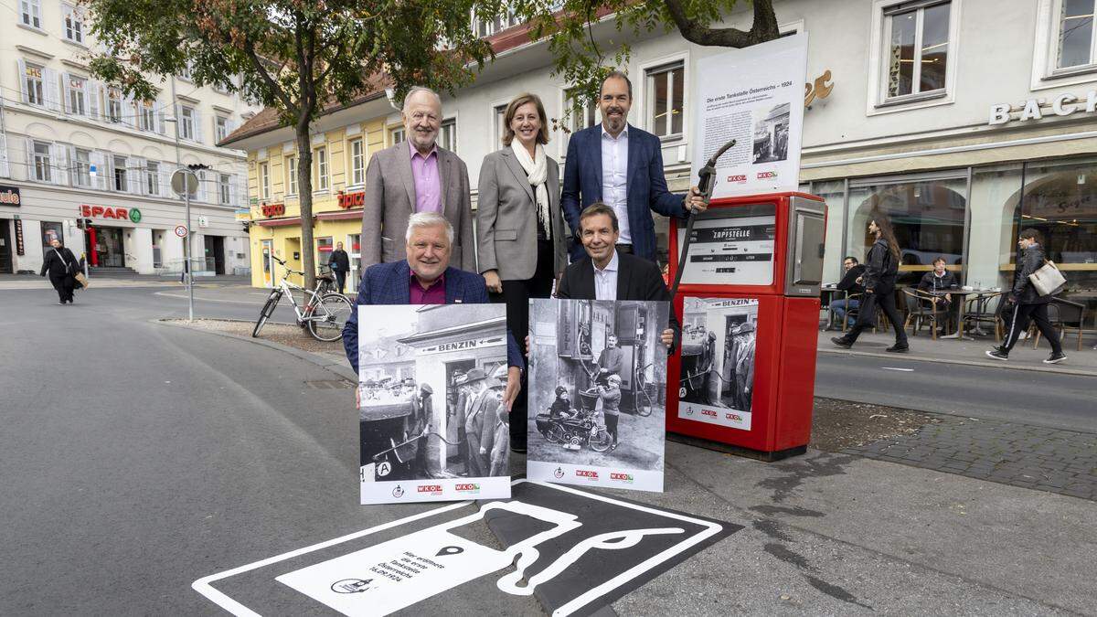 Enthüllung einer Zapfsäule am Jakominiplatz: Helmut Eberhart (Universität Graz), Barbara Eibinger-Miedl (Wirtschaftslandesrätin), Jürgen Roth (Bundesobmann Energiehandel) sowie Harald Pfleger (Tankstellen-Obmann) und Oliver Käfer (Fachgruppen-Geschäftsführer)