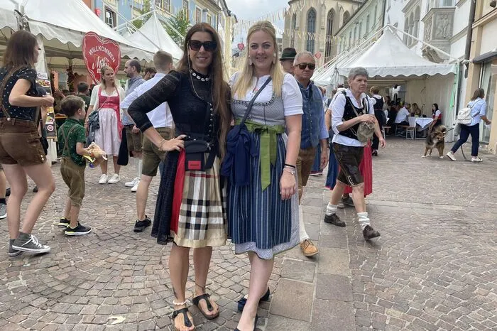 Was oft auffällt: Die Sonnenbrille - oder andere moderne Accessoires - dürfen zur coolen Dirndl nicht fehlen.