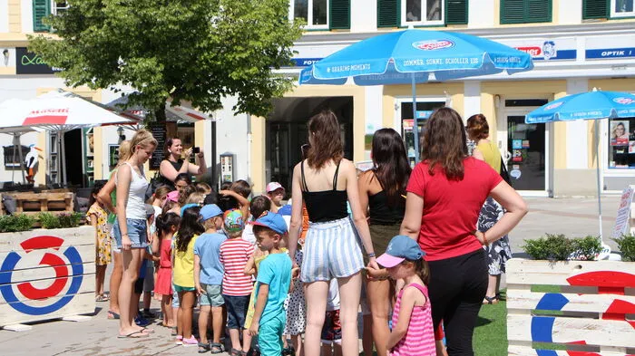 Pünktlich um 11 Uhr warteten bereits die ersten auf eine Abkühlung.
