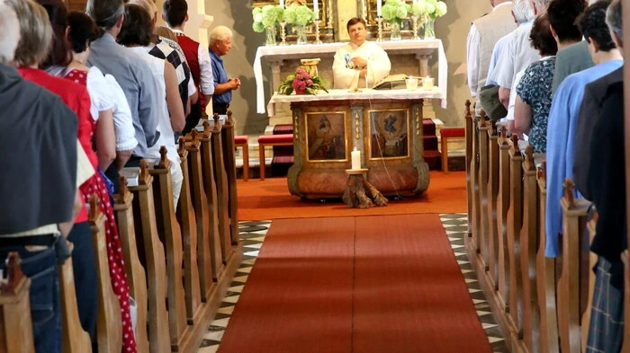 Im Anschluss an die Festmesse mit Pfarrer Franjo Vidović, die vom Kirchenchor St. Walburgen musikalisch umrahmt wurde, lud am Sonntag der Singkreis Hörzendorf zum Kirchtag. 