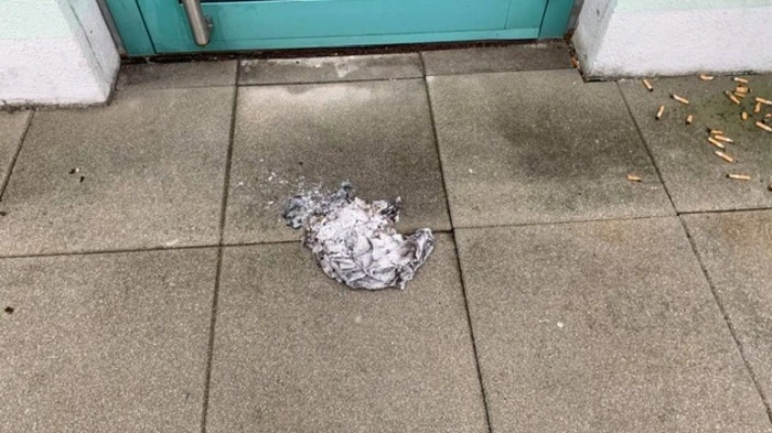 Ein unbekannter Brandsatz wurde gegen die Scheibe geschleudert. Er prallte von der Scheibe ab und landete vor der Tür.