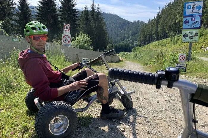 Nach der Sicherheitseinweisung durch Bikepark-Leiter Uwe Degwerth geht es los.