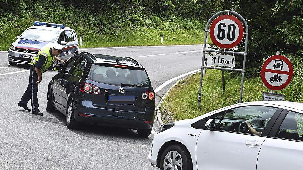 Stopp für Stau-Vermeider: Am Wochenende gab es in Tirol zum ersten Mal Fahrverbote 