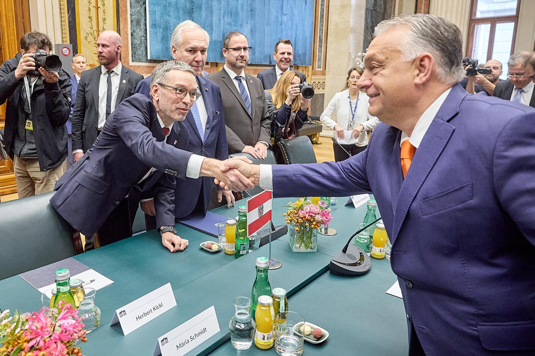 Ungarn-Wahl: Orbán spaltet auch in der Niederlage Österreichs Innenpolitik