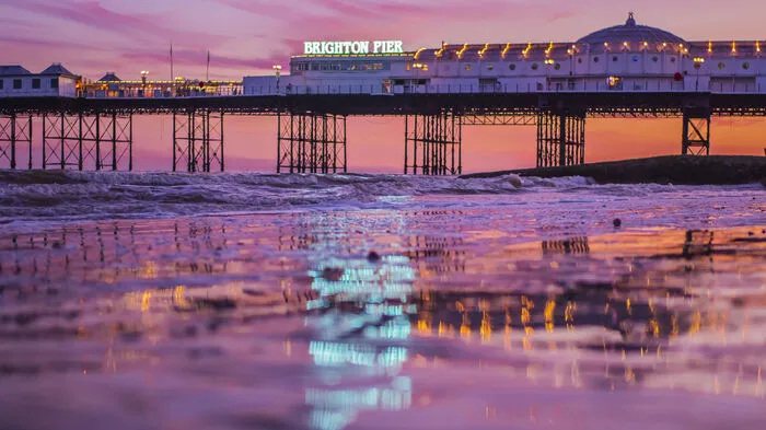 Am Himmel kreischen die Möwen, auf dem Karussell die Kinder. Es riecht nach Zuckerwatte. Nach knapp 120 Jahren ist der Zauber des Brighton Pier noch immer aufrecht. Für die Kleinen wegen des Vergnügungsparks, für die Großen ist es der Blick über den Ärmelkanal und für die Nachteulen der Ort für ein Nickerchen in der Sonne, bevor sie in das berühmt-berüchtigte Nachtleben abtauchen. Die ganze Reportage lesen Sie hier.