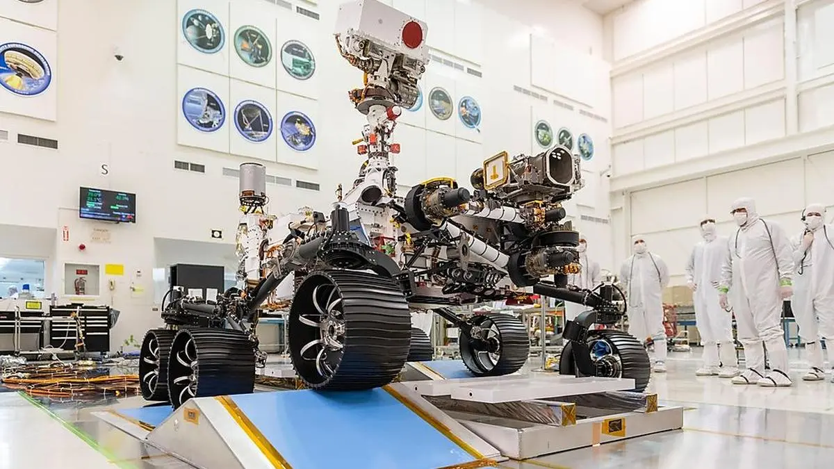 "Perseverance", der Mars-Rover der Nasa, bei einem Test in einem Labor in Pasadena, Kalifornien, im Dezember 2019