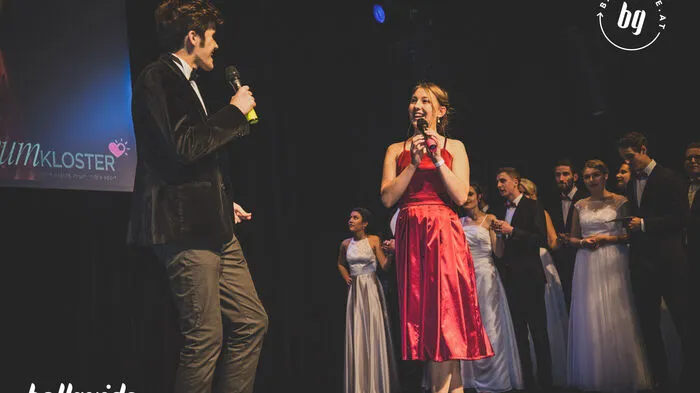 Unter dem Motto "S(w)inging in the rain - back to the old twenties" feierten am Samstagabend (26. November 2016) die Maturanten der Dreihackengasse ihren Maturaball im forumKloster Gleisdorf. Wir waren dabei.