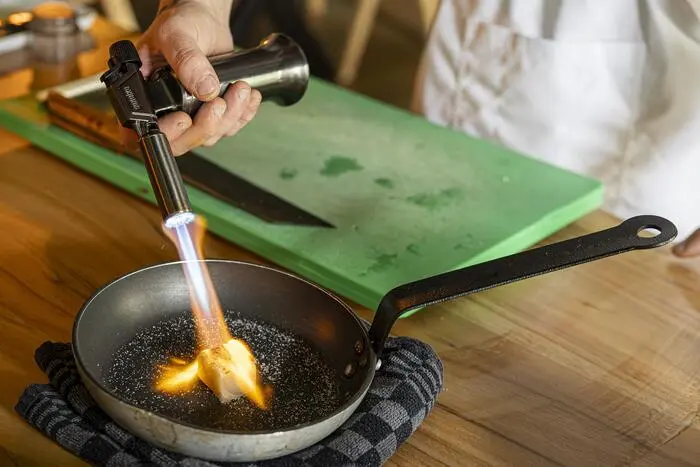 Ralph Kollnitzer aus dem Roots in Wolfsberg flämmt seinen Sellerie.