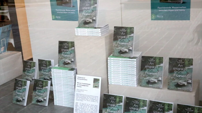 „An smaragdgrünen Flüssen“ – so lautet der Titel jenes Buches, das Werner Freudenberger am Mittwoch in der bekannten Buch- und Papierhandlung Besold am St. Veiter Hauptplatz präsentierte. 
