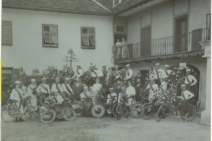 Zu sehen ist der Radfahrverein "Die Gemütlichen". Aus welchem Jahr stammt diese Aufnahme?       Antwort: 1906.  