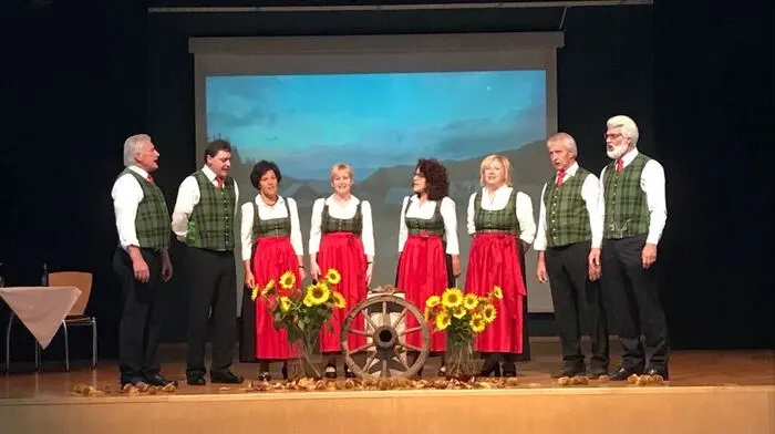 Der Abend wurde noch mitgestaltet von der Sängerrunde Grades, der Sängergruppe Wimitzberge, sowie einer Abordnung der Glantaler Blasmusik. Als Sprecher fungierte Harald Unterberger. Klicken Sie sich durch die Bilder