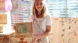 Carina Friesacher mit einer ihrer Kreationen 