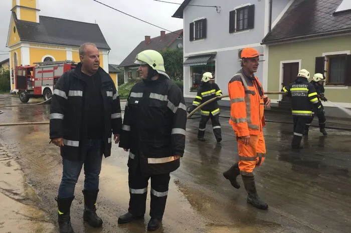Auch der Schwarzautaler Bürgermeister Alois Trummer war an den Einsatzorten unterwegs, um sich ein Bild von der Lage zu verschaffen. In Unterlabill war die Feuerwehr mit Kommandantin Birgit Sundl gerade dabei, die Gemeindestraße zu reinigen und wieder passierbar zu machen.