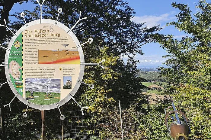 Der Geo-Trail Kapfenstein führt hinein in die Welt der Vulkane. Zwei Kilometer lang ist er, an elf Stationen gibt es Wissenswertes.
