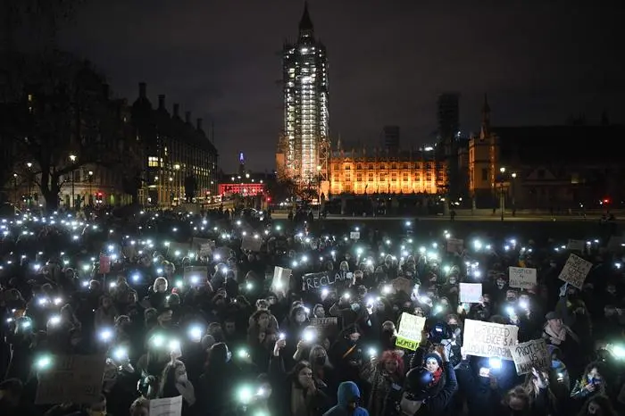 Nach der aufgelösten Mahnwache zogen Menschen vor das Hauptquartier der Polizei, New Scotland Yard, und später zum "Parliament Square"