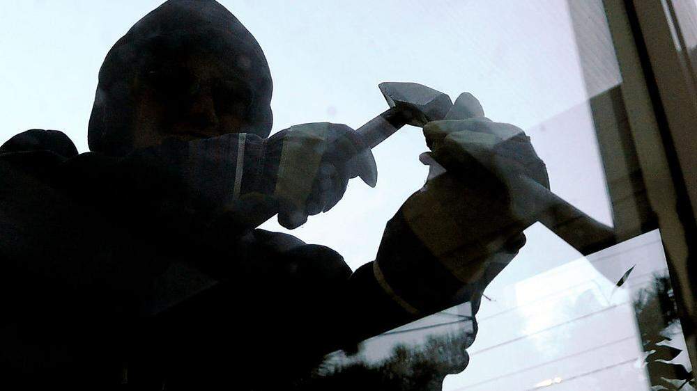 Einbrecher erbeuteten einen Standttresor mit Waffe  Symbolfoto