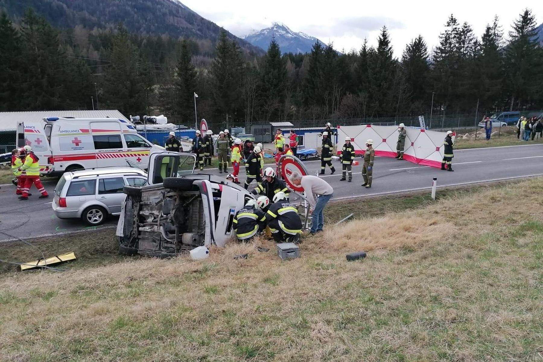 60 Feuerwehrleute im Einsatz: Schwerer Unfall in Kärnten forderte mehrere Verletzte