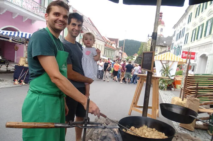 ... während andere Besucher sich durch regionale Köstlichkeiten kosteten, wie etwa Brennsterz vom Bio-Bauernhof Geiregger, begleitet von einem erfrischenden Glas Joglland-Bier der Familie Gallbrunner...