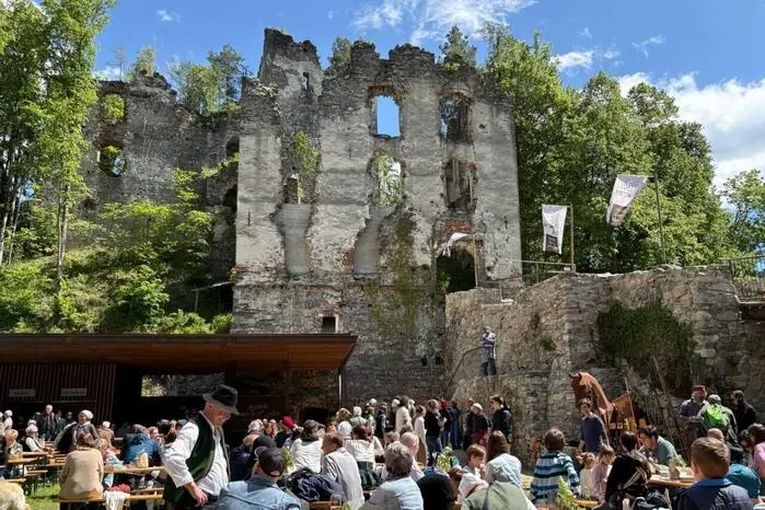 Die revitalisierte Burgruine Waxenegg bot die Kulisse für das Fest. 