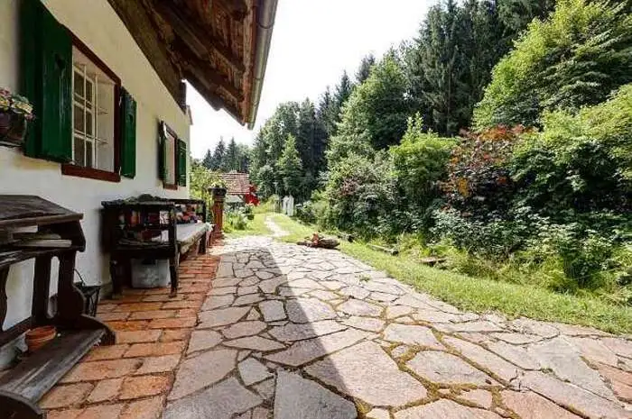 Der Zugangsbereich auf der Südseite.