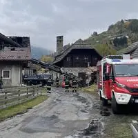 Hier hat es in der Nacht auf Sonntag gebrannt. Feuerwehrleute waren Montagvormittag noch vor Ort