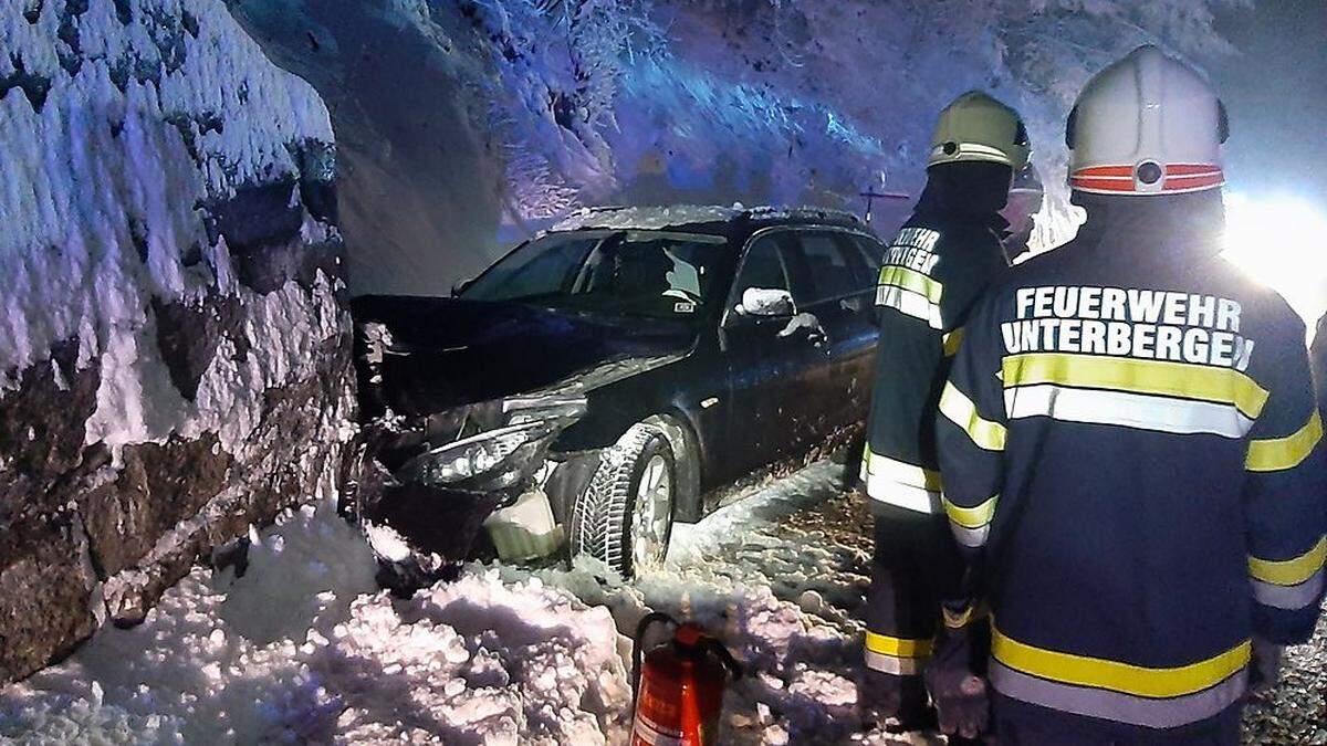 Auf der B 91 prallte ein Pkw gegen eine Stüzmauer