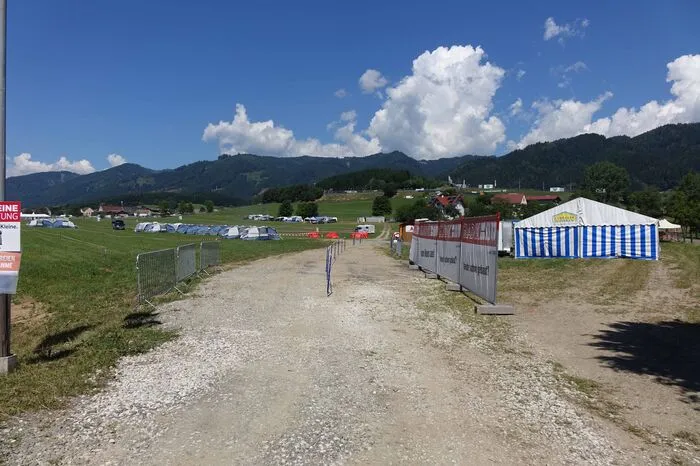 Auf den Campingplätzen fanden sich am Mittwoch erste motivierte Fans ein.
