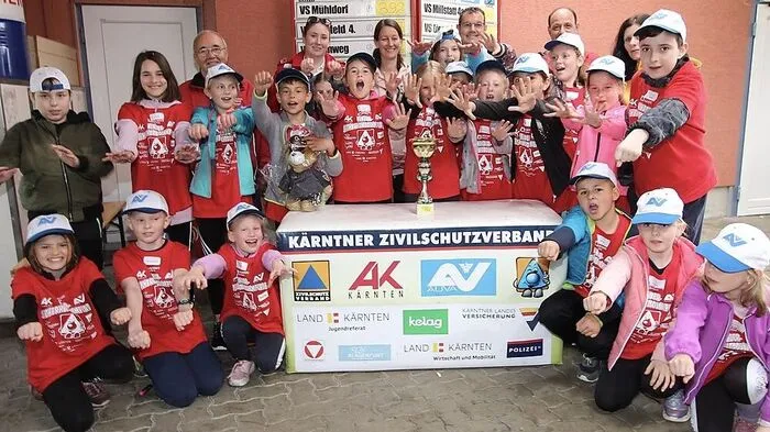 So sehen stolze Sieger aus: Die Volksschüler aus Mühldorf