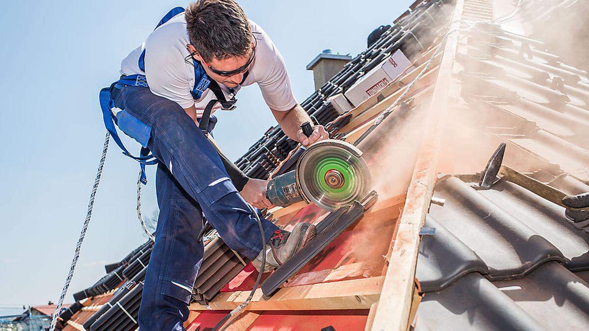 Dank Handwerkerbonus werden viele Haussanierungen inzwischen auf Rechnung durchgeführt