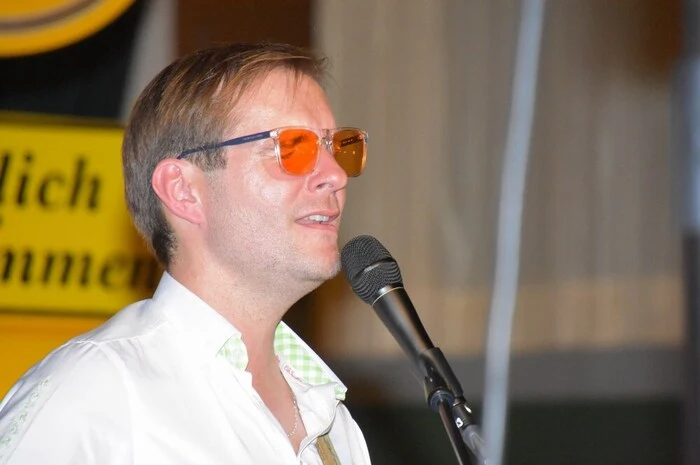 Zahlreiche Besucher kamen in die WM-Halle, wo Gernot Unterweger für musikalische Unterhaltung sorgte. Die Stadtkapelle Murau sorgte mit musikalischen Beiträgen für den Übergang zum offiziellen Bieranstich.