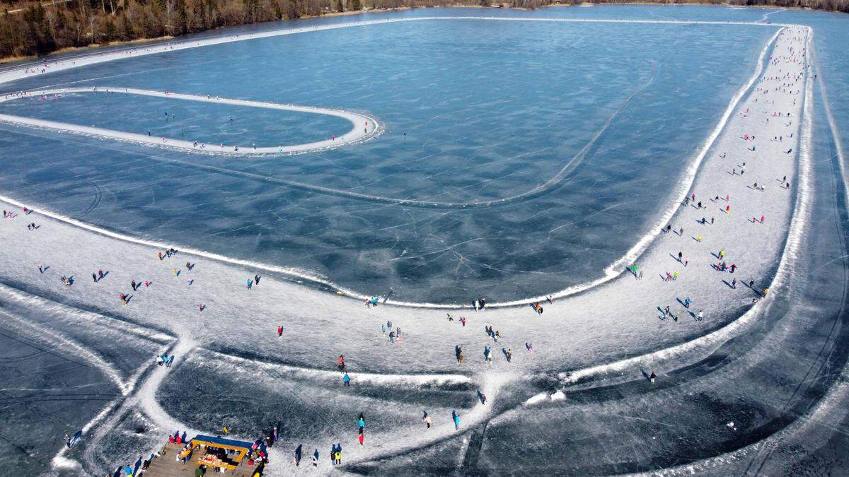 Der Längsee bietet ein wunderbares Panorama beim Eislaufen