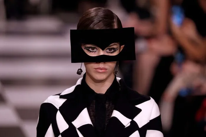 Die Chefdesignerin des Modehauses hatte sich von den Surrealisten inspirieren lassen und spielte mit optischen Effekten.