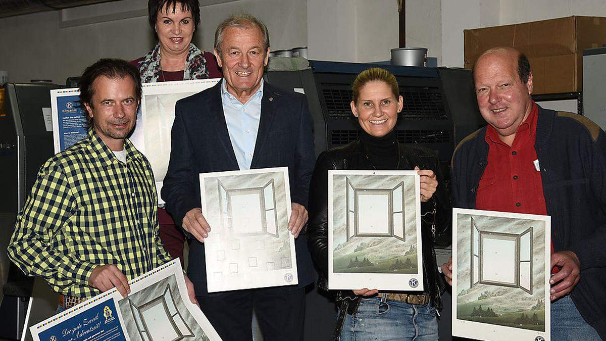 Der Kiwanis-Kunst-Kalender verlässt die Druckerei: Jürgen Petz (KC Spittal), Monika Konrad (KC Spittal-Porcia) die Präsidenten Walter Kohlmaier und Ute Lohmann, Künstler Franz Politzer