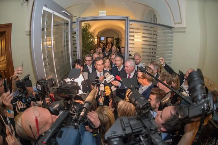 Die ÖVP kommt auf 37,70 (+ 3,90)%. Somit würde sich Schwarz-Blau rechnerisch ausgehen. Bürgermeister Siegfried Nagl hat mit "tiefster Dankbarkeit" auf das Wahlergebnis reagiert. Er sei dankbar, "dass Menschen mir wieder das Vertrauen ausgesprochen haben": "Ich weiß, was das für eine Verantwortung bedeutet." LH Hermann Schützenhöfer (ÖVP) meinte: "Heute ist der Tag des Siegfried Nagl.