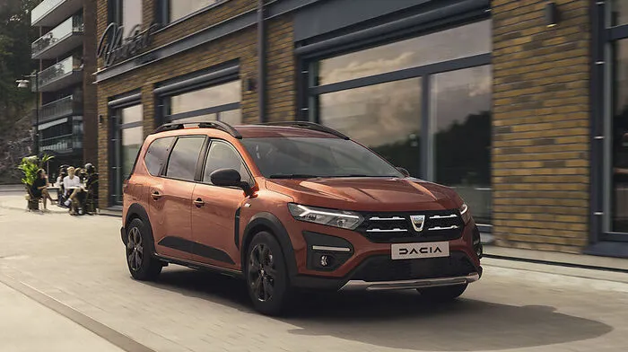 Dacia löst mit dem neuen Jogger den Van Lodgy und den MCV, also die Kombiversion des Logan, ab. Der Jogger bringt auf einer Länge von 4,55 Metern (Breite 1,75/Höhe 1,63 m) bis zu sieben Sitze und ein Kombiheck unter.