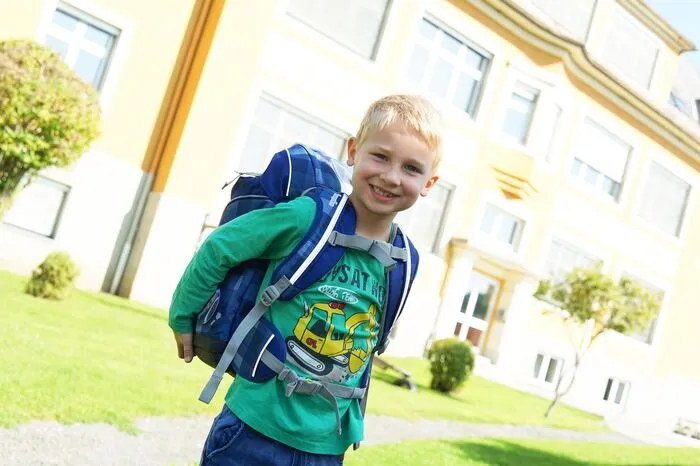 Raphael Karner (6) aus Bad St. Leonhard fieberte seinem gestrigen ersten Schultag voller Vorfreude entgegen. „Es war sehr aufregend, aber auch schnell wieder vorbei“, erzählt der Bub, der es kaum erwarten kann, Lesen und Schreiben zu lernen. „Ich möchte nämlich meiner kleinen Schwester Michelle bald etwas vorlesen können“, sagt Raphael und fügt hinzu: „Cool werden sicher auch das Turnen und das Spielen mit den anderen Schülern.“
