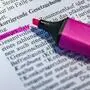 Rosa Textmarker, wobei das Wort Konkurs angestrichen wurde