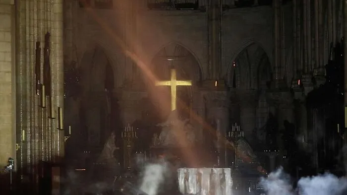 Notre Dame in Trümmern: Die ersten Fotos aus dem Inneren der Kathedralen zeigen Schutt und Asche - und ein leuchtendes Kreuz beim Altar.