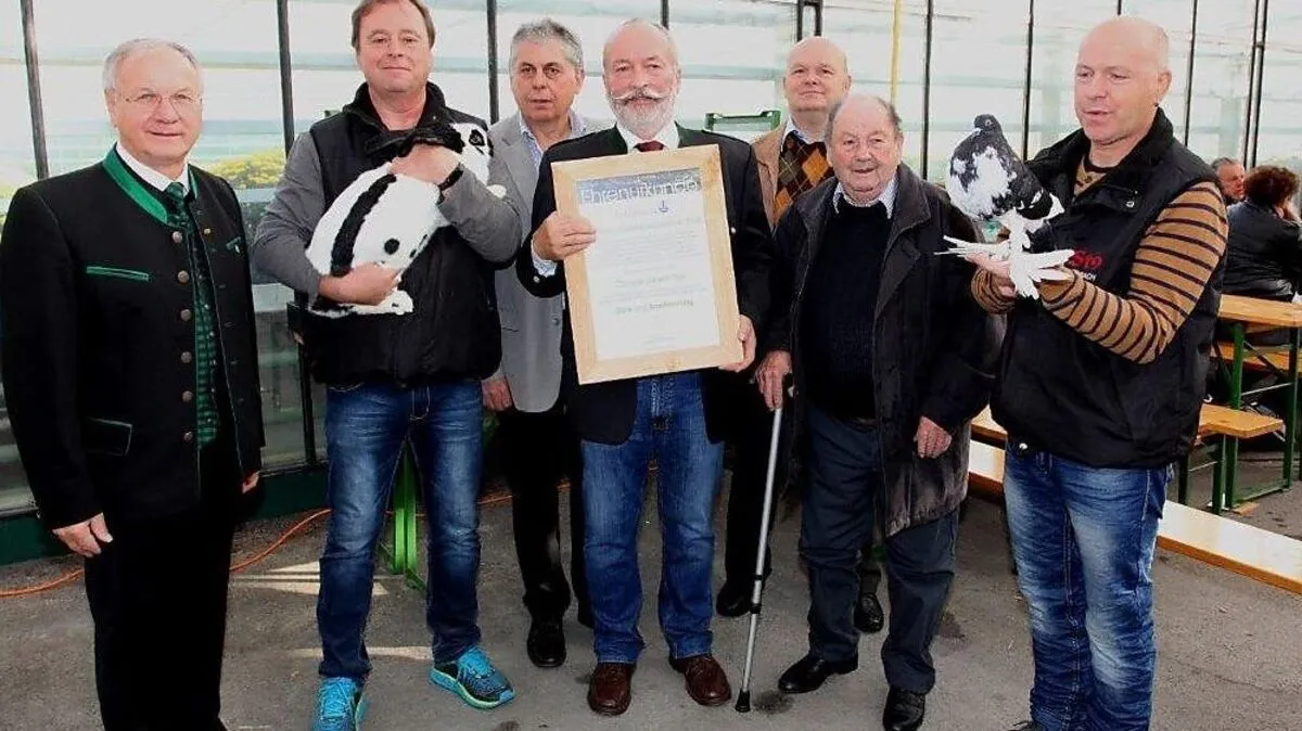 Obmann Gütl (4.v.l.) mit Vorgängern, Ausstellern und Ehrengästen 