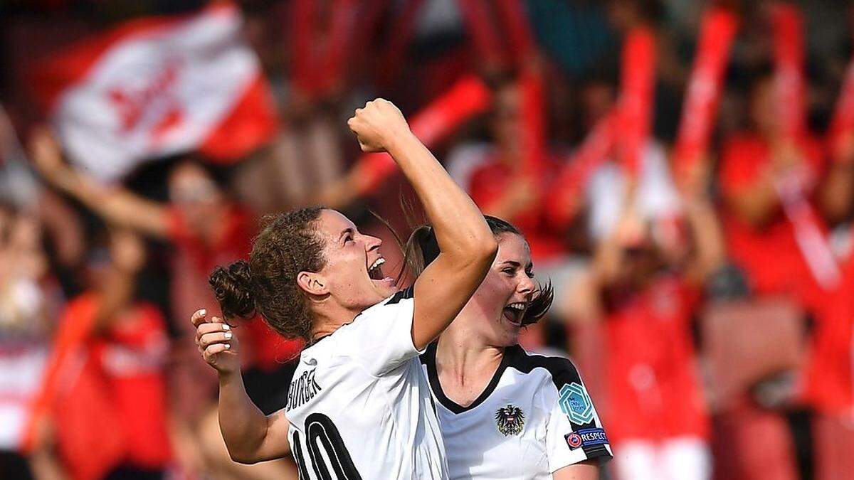 Sarah Zadrazil feiert mit Stürmerin Nina Burger