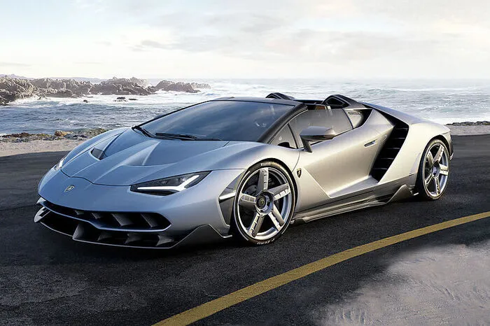 Der V12-Saugmotor hat 770 PS, das Drehzahllimit wurde um 250 Touren auf 8600 U/min angehoben. Die Beschleunigung von 0-100 km/h erfolgt in nur 2,9 Sekunden; die Spitzengeschwindigkeit des Centenario Roadster beträgt mehr als 350 km/h. Auch der Bremsweg ist nicht weniger eindrucksvoll: Von 100-0 km/h sind es 31 Meter.