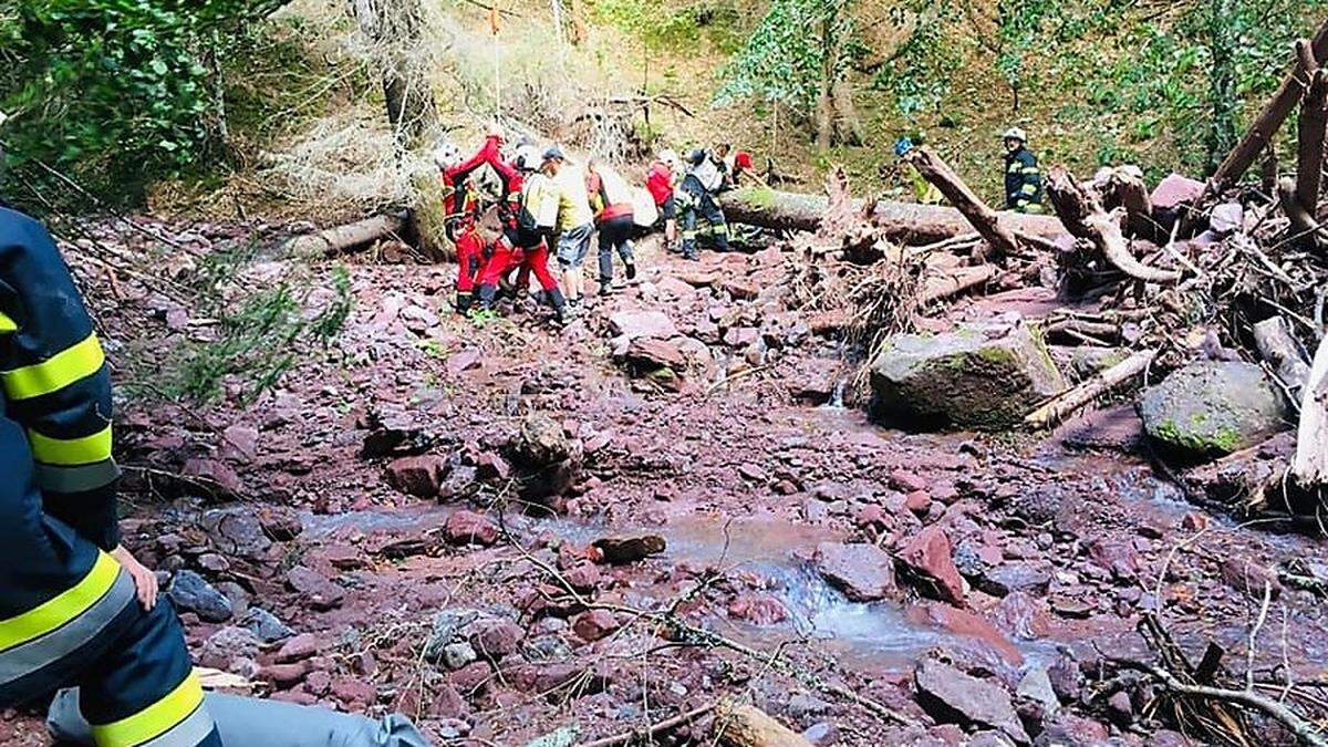 Forstunfall in Kötschach Mauthen: Der Schwerverletzte musste aus unwegsamem Gelände geborgen werden