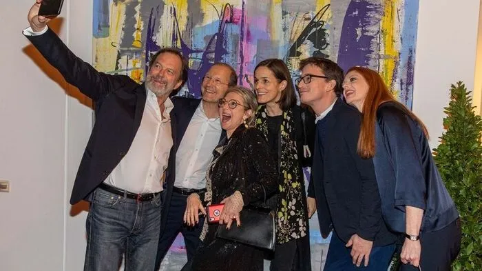 Selfie-Time: Die Theatermacher Urs Harnik und Stefan Moser mit Autorin Magdalena Wolljeko, den Übersetzern Alexandra und Roman Frankl (Kabarett Simpl) und Verlagschefin Helen Zellweger