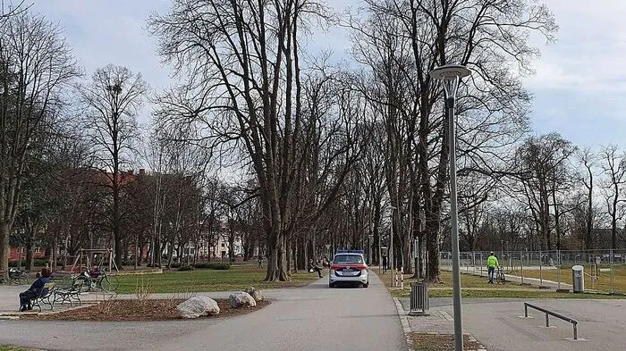 Die Polizei ist in diesen Tagen in den Grazer Parks sehr präsent, wie hier im Augarten