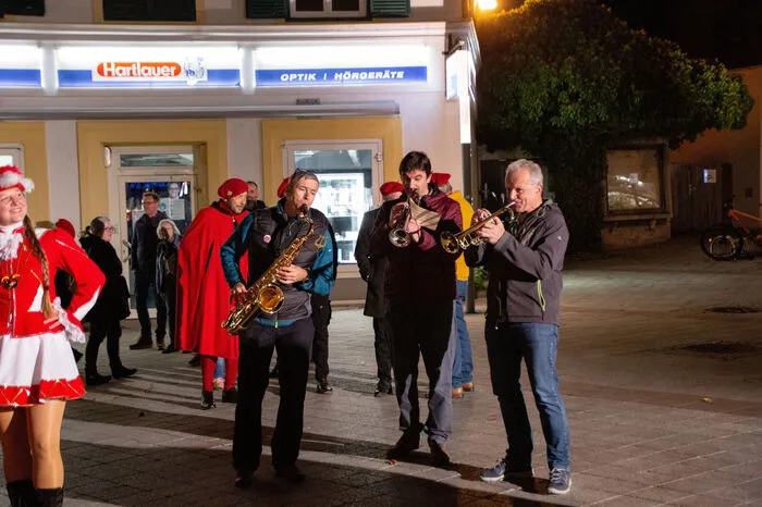 Drei Musiker der Narrenkapelle Gleisdorf begleiteten Solari auf dem Weg zur Stadtherrschaft.