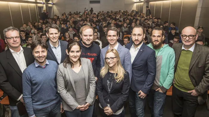 Sieben Jungpolitiker verschiedener Parteien diskutierten an der HTL Villach mit rund 500 Schülern, moderiert wurde die Veranstaltung von Thomas Cik (Kleine Zeitung).
