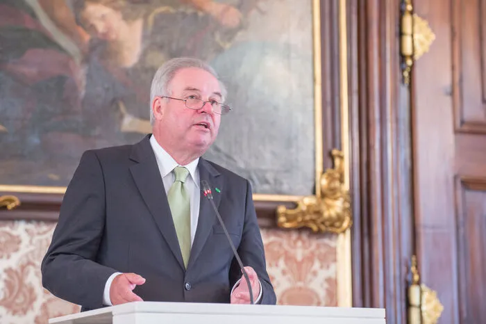 Landeshauptmann Hermann Schützenhöfer sagt im Interview mit der Kleinen Zeitung: "12.000 Flüchtlinge sind für die Steiermark verkraftbar." Sie sollten in kleineren Quartieren untergebracht werden, Zelte und Container will Schützenhöfer aber nicht aussschließen.