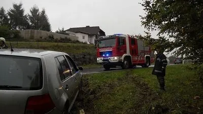 Mittels Seilwinde wurde das Fahrzeug aus dem Graben gezogen